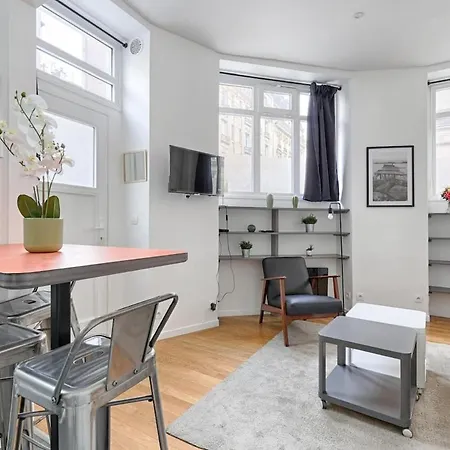 Charming 1br In Batignolles شقة *